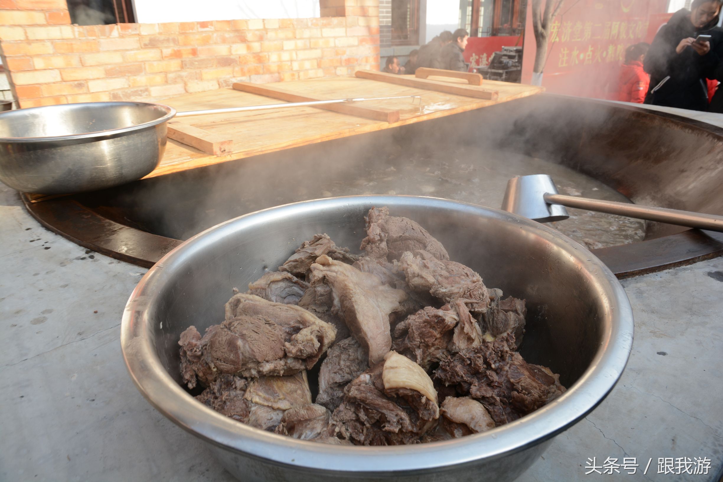 大锅煮驴肉,一次煮进3头驴,价值好几万,游客随便吃