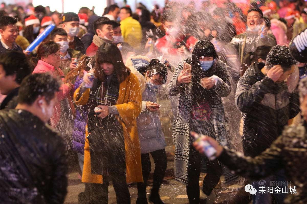 用风琴奏起圣诞歌,用心准备给亲人们礼物—圣诞节来了