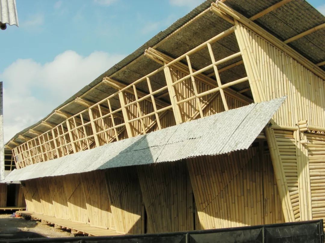 住房的地板和墙壁都用竹子制成,设计使得风能穿透整个建筑物,降低内部
