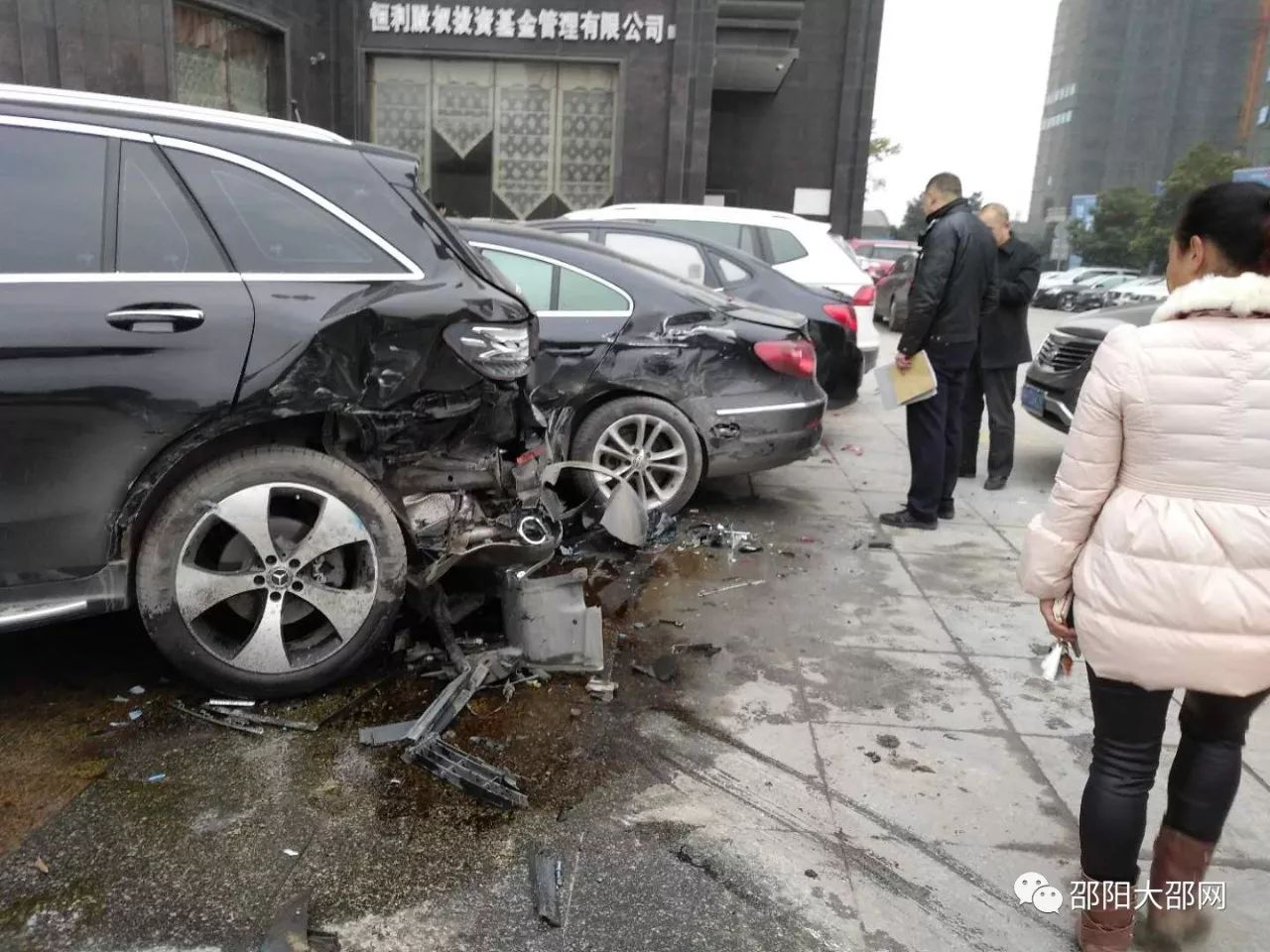 邵陽發生車禍,大眾車發飆,連撞四臺小車!