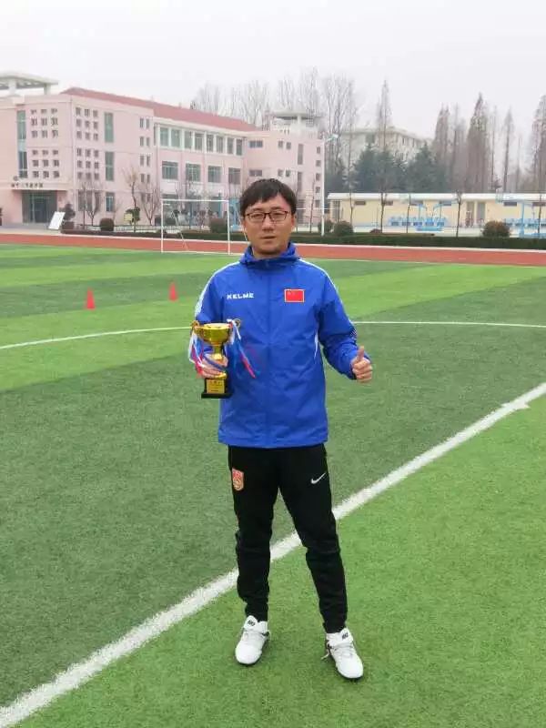 郯城足球教练姚波图片
