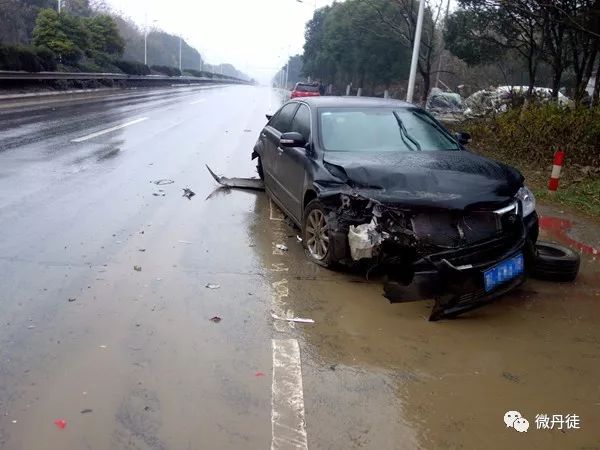 一司機駕駛黑色轎車右側違規超車,加上雨天路滑,導致車輛方向失控,與