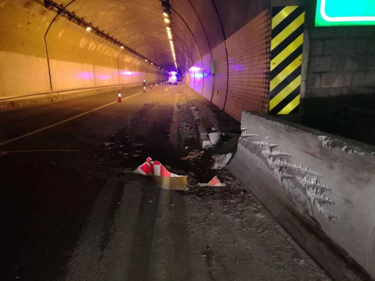 夜间行车犯困发生事故撞得隧道内一片狼藉丽水高速交警赶到现场后发现