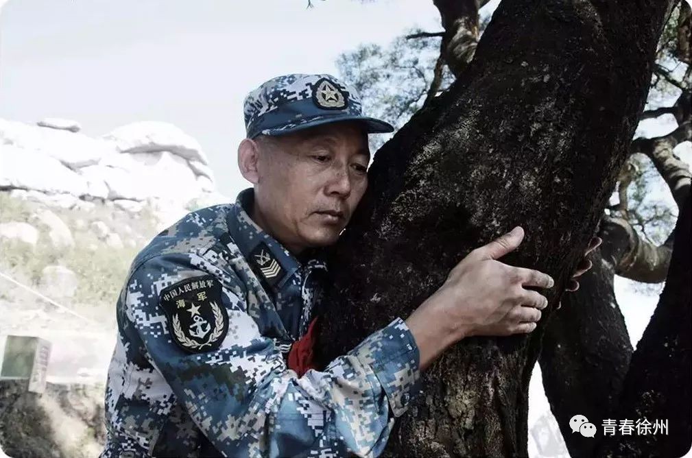 奔赴沙場我還可以像個年輕的士兵當軍號吹響汽笛轟鳴讓她遮遮我頭頂的