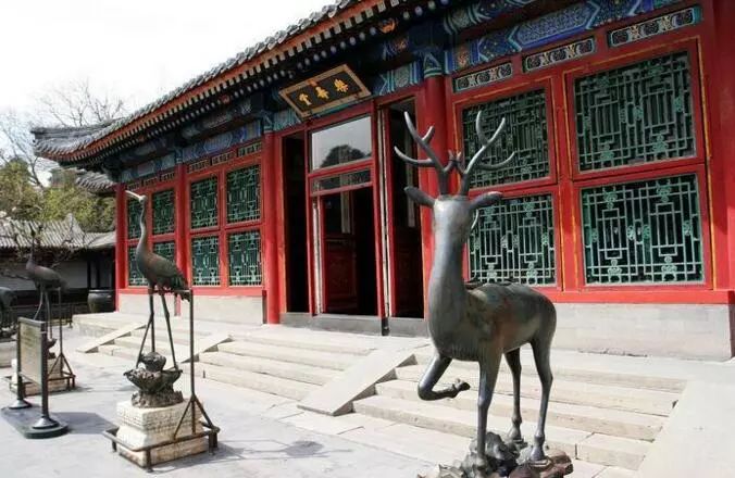 连忙叫人将墓修好,并在旁边建了一座庙 同时焚香超度她,以免惹祸上身