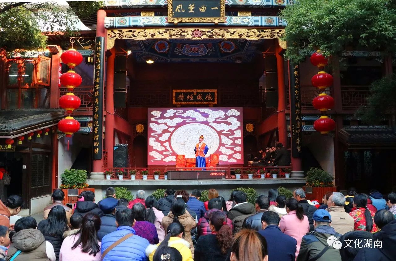 火宫殿古戏台上的传统戏曲表演吸引了不少市民前来观看