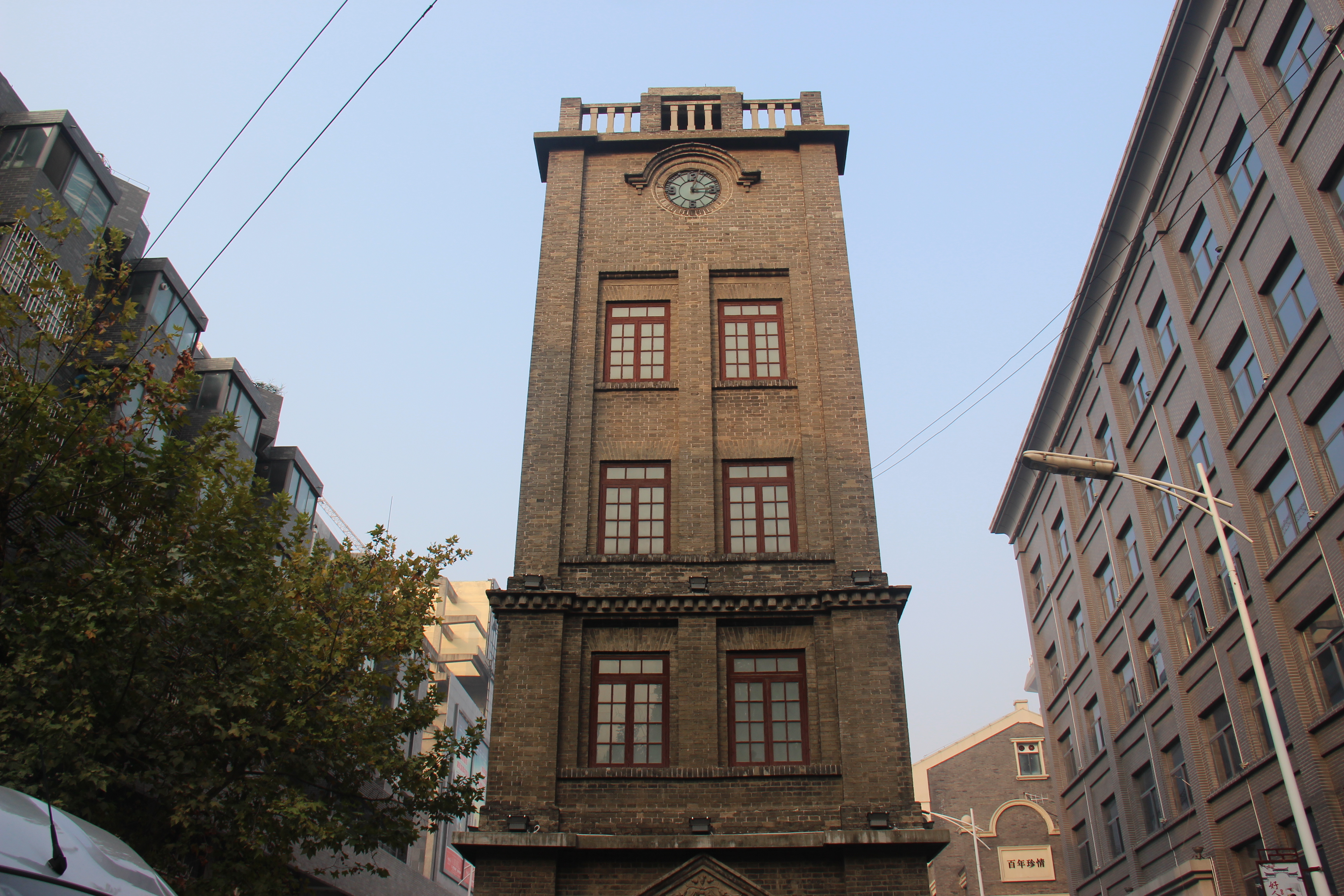 徐州钟鼓楼位于徐州大同街,钟鼓楼又称观火楼,始建于1930年,次年建成.