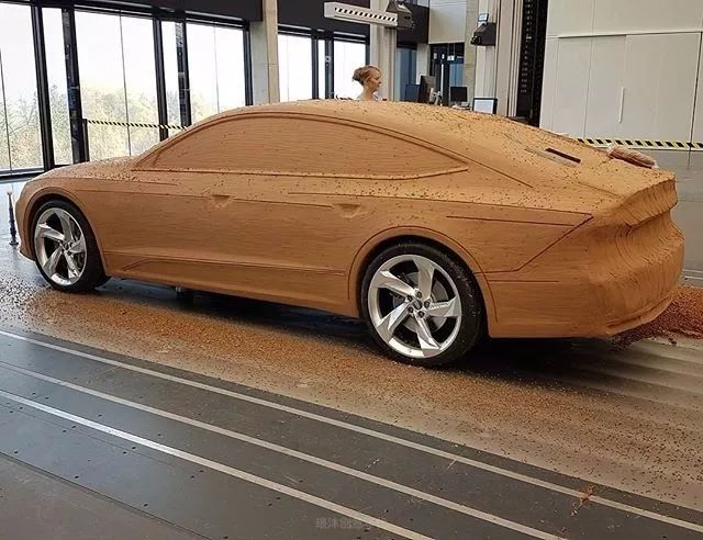 汽车创意雕塑 :油泥模型