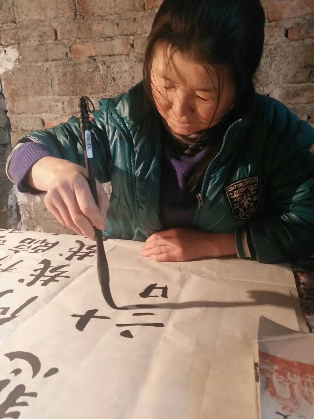 李艳红在练字.