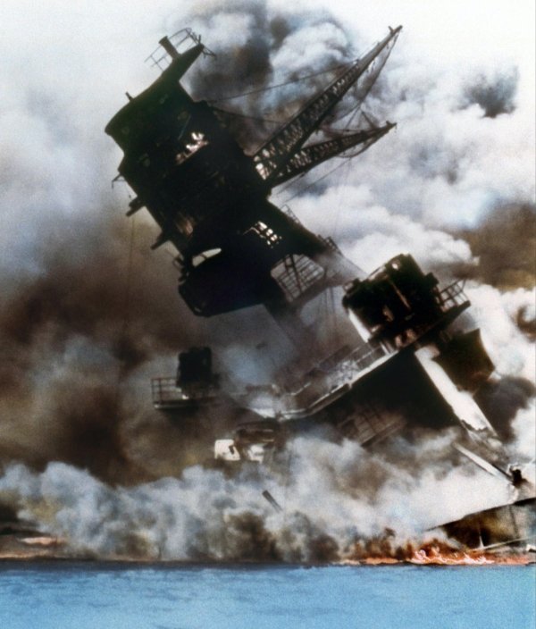 日本偷袭珍珠港时的真实照片,换来了两颗原子弹