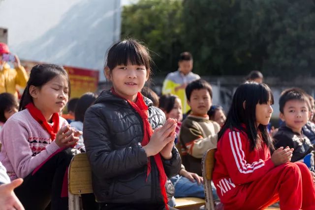 今日六祖镇新民小学迎来了一群爱心人士他们在干什么