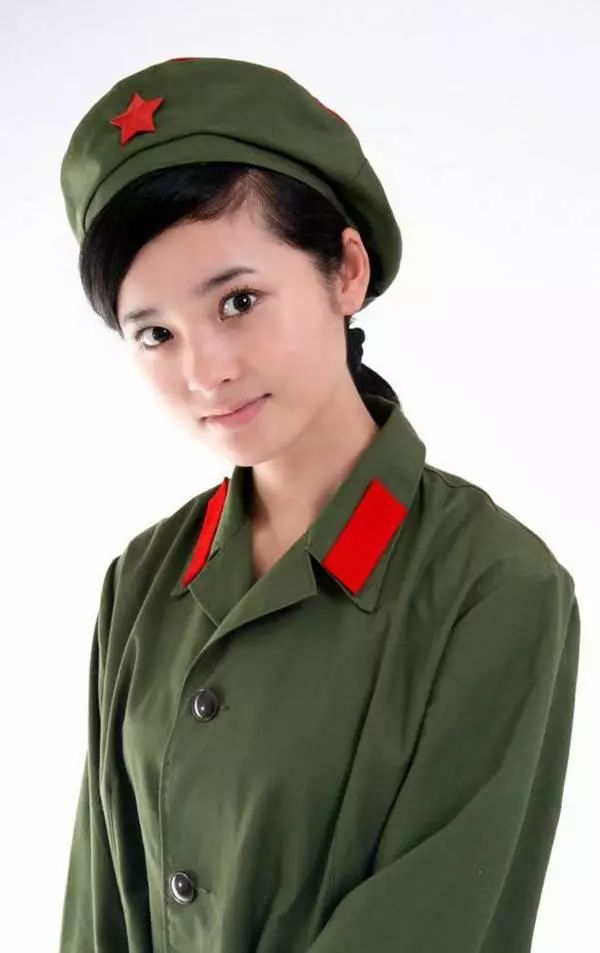 穿六五式军装的女战士图片