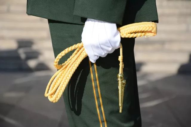 军装绶带的佩戴方法图片