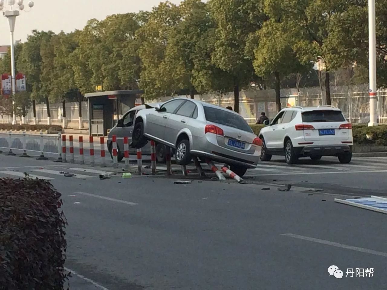 丹阳街头惊现奇葩车祸现场!汽车架在马路上(事发监控视频来了)