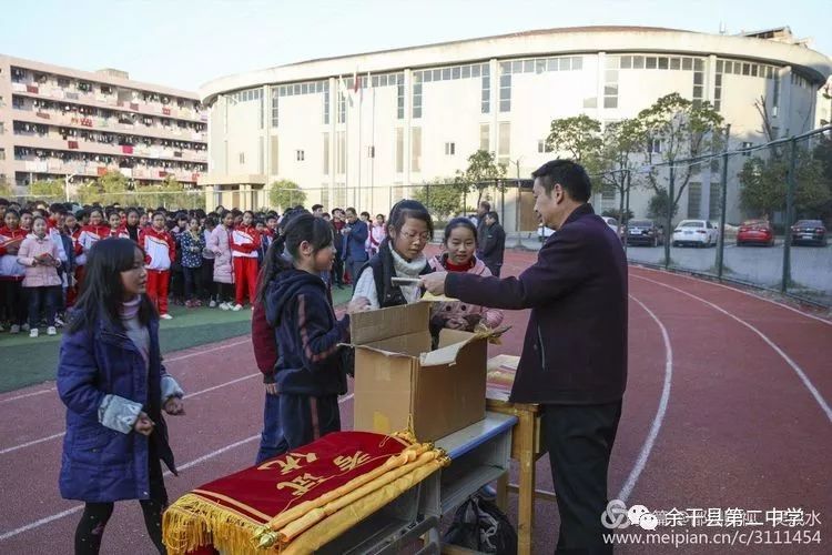 模范"称号的学生颁奖学习标兵谭美慧分享学习心得年级主任吴航正主持