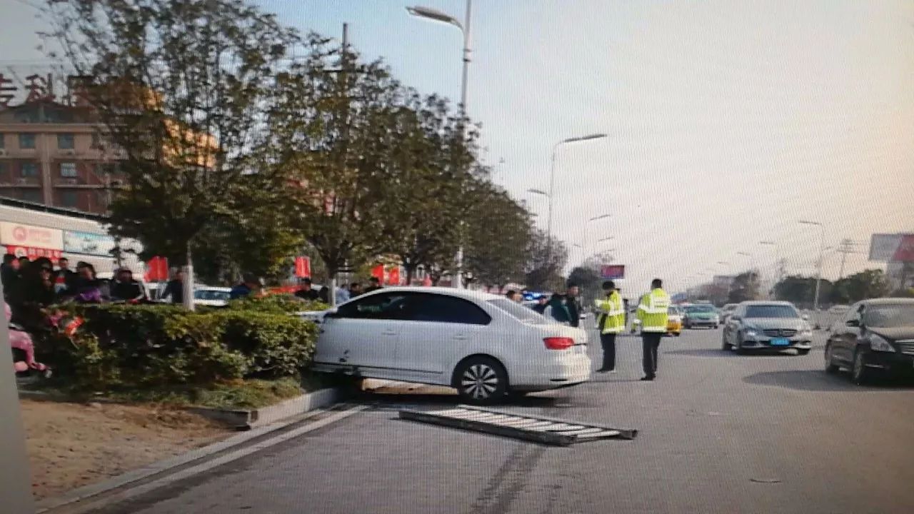 一起交通事故展現了阜陽人樂於助人的精神風貌