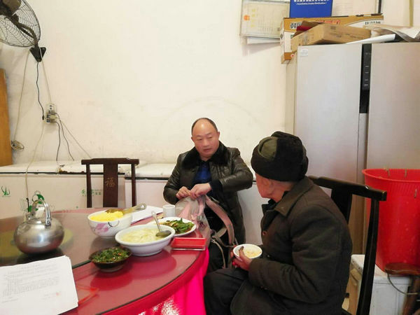 法官刘朝刚陪着老人吃午饭