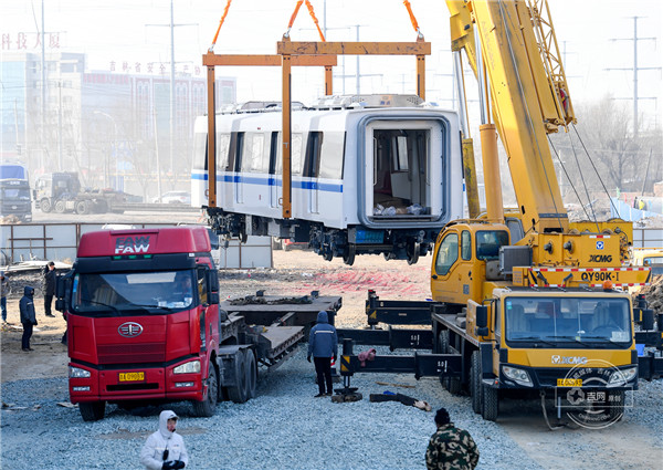 長春地鐵二號線首列車運抵西湖車輛段車身主打環保藍暱稱藍精靈