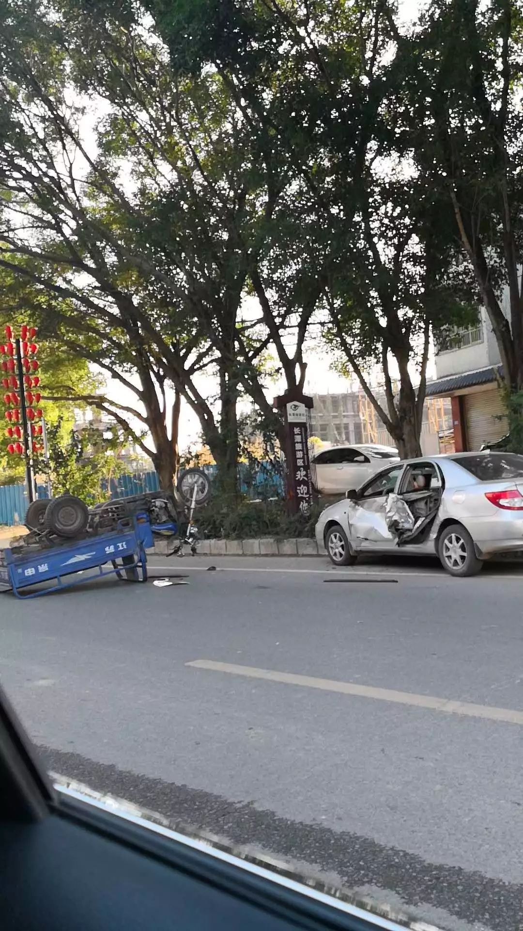 慘蕉嶺長潭大道車禍三輪車都撞翻車了司機受傷嚴重