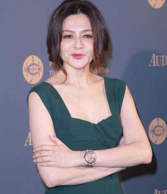 關之琳紅裙現身大展曼妙身姿55歲的她狀態也太好了吧