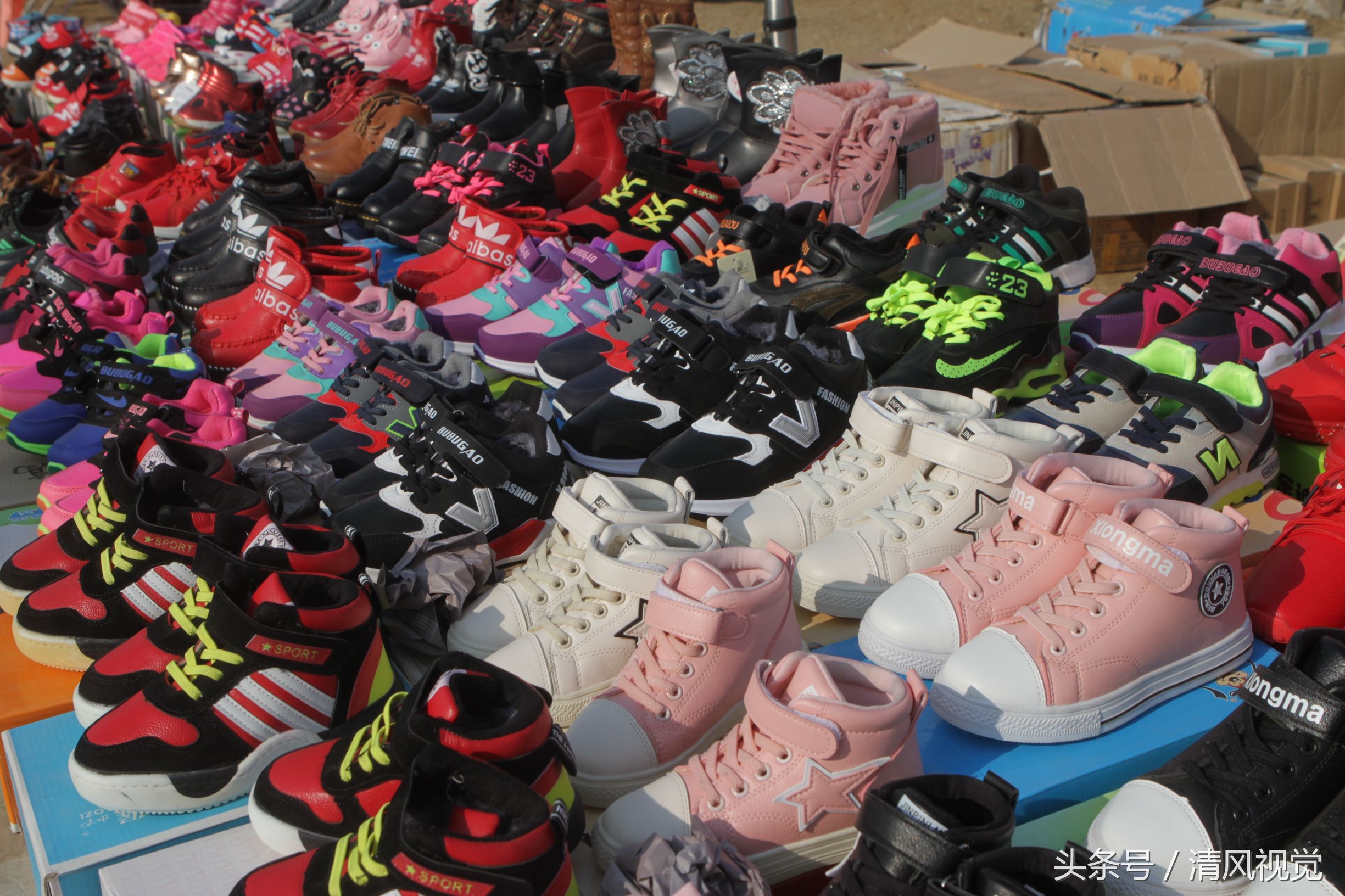 上学的孩子选购一双合适的运动鞋,在摊位上挑选了半天,又放下鞋子走了