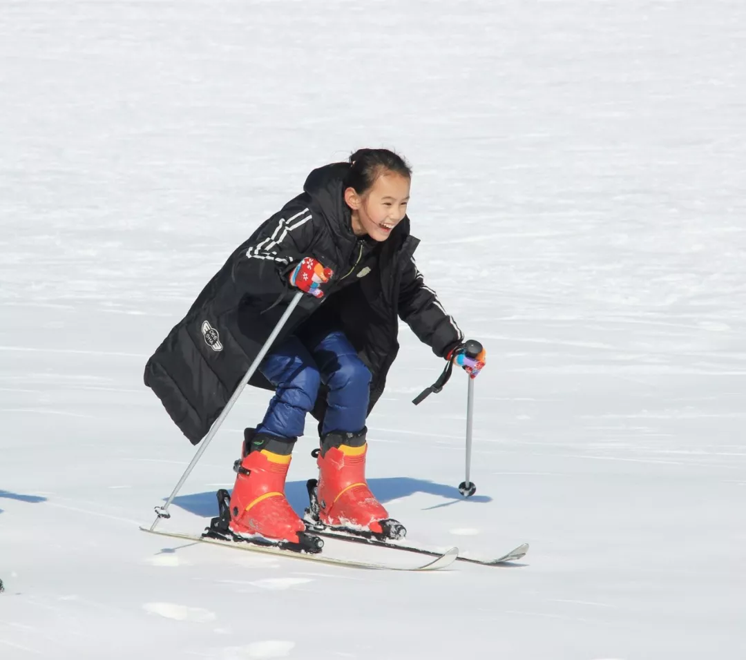 雪山彩虹谷滑雪图片