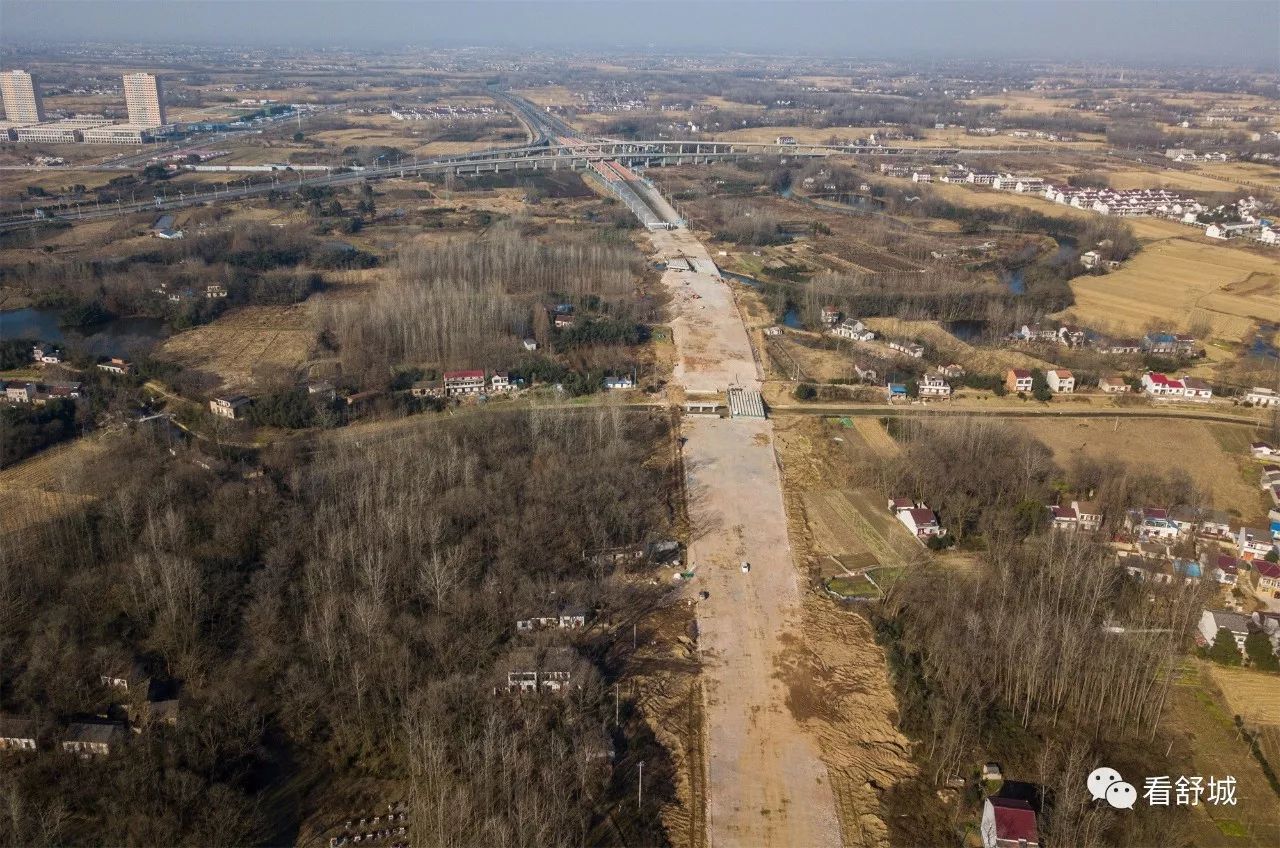 路边是杭埠河