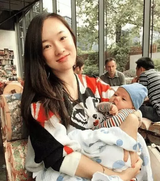 霍思燕女儿正面照,网友:跟哥哥一个模子刻出来的!