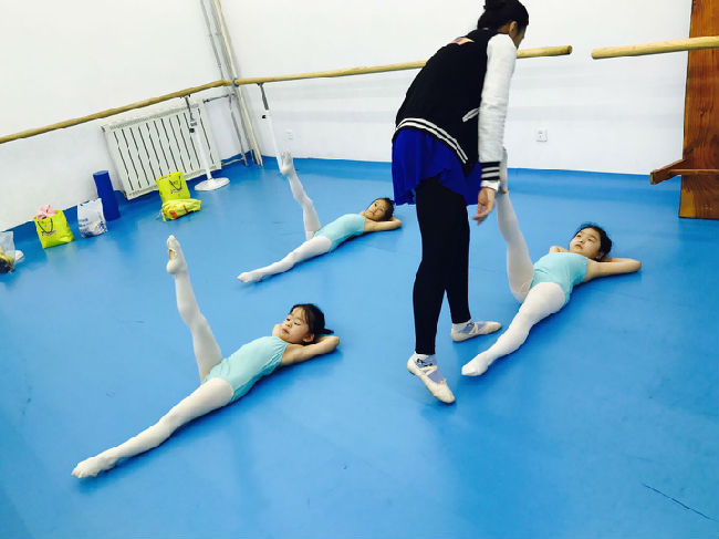 阿昆舞蹈庆元旦 济南芭蕾舞培训 怎样确保正确练习下腰