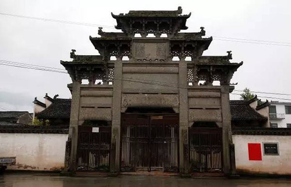 如歙縣鄭村的鄭氏宗祠,始建於明成化丙戌年(1466年),清康熙癸巳年