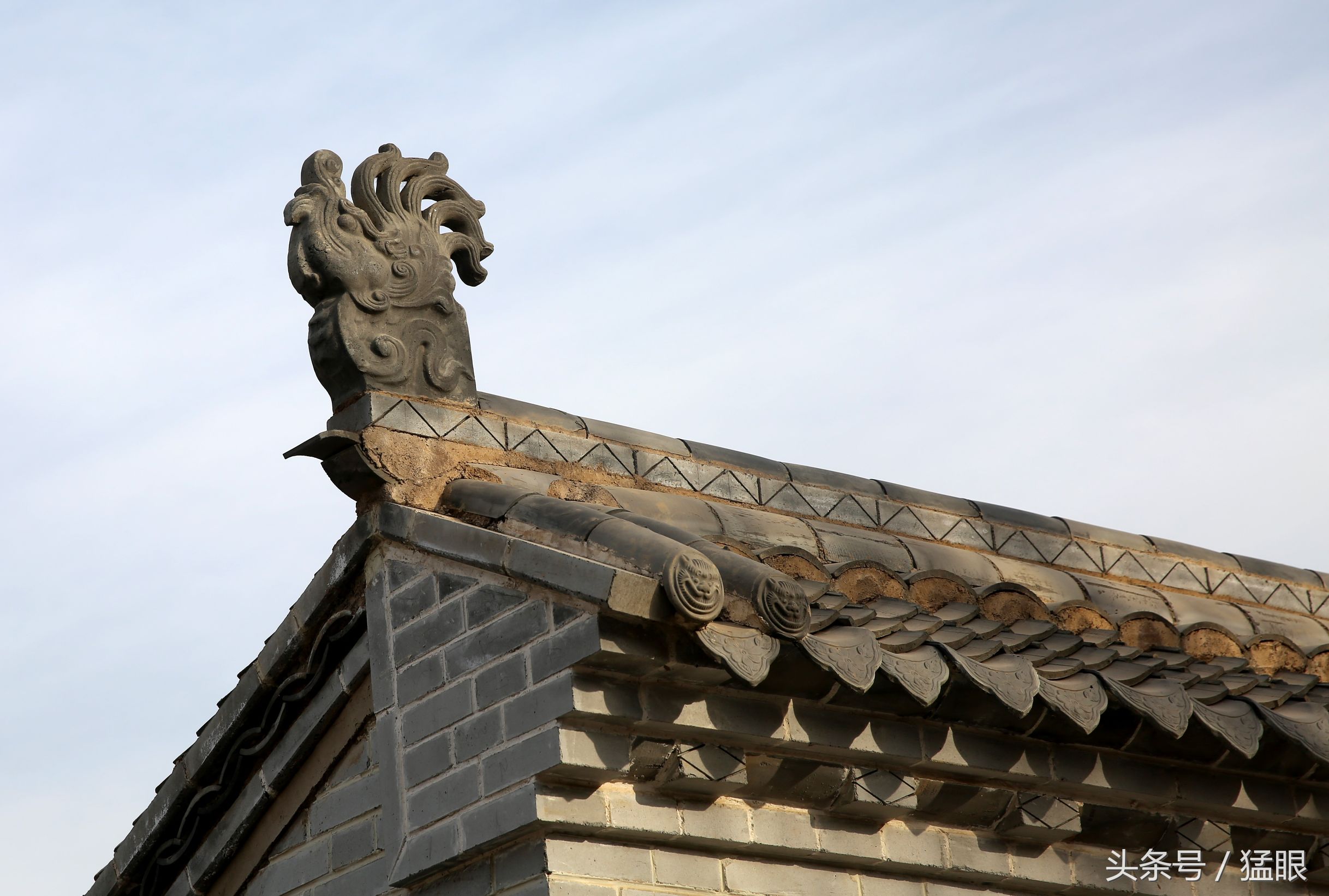 以前建老房讲究多屋脊上要雕对鸽子如今高门大院不在乎那一套