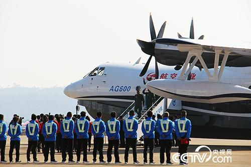 科技前沿鯤龍ag600成功首飛將化身海陸空新巴士