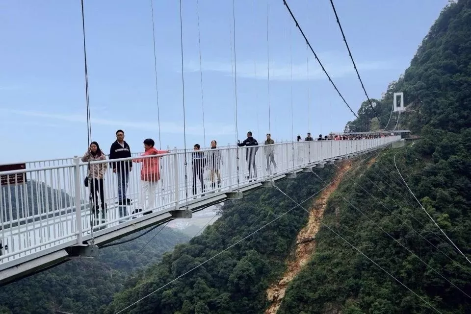 门票:韶关乳源云门山旅游度假区门票(含机动游戏 玻璃桥)120元.