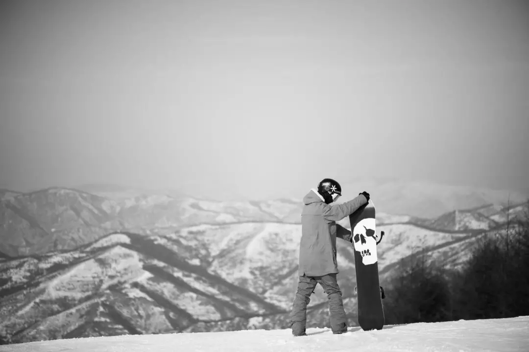 双人滑雪落叶飘图片图片