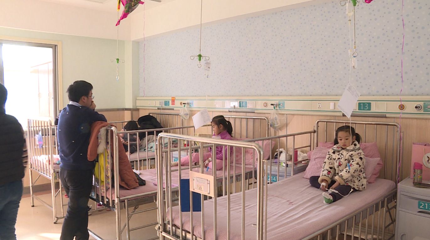 医院城东院区的儿科门诊,很多家长带着孩子在就诊,住院部的床位也全满