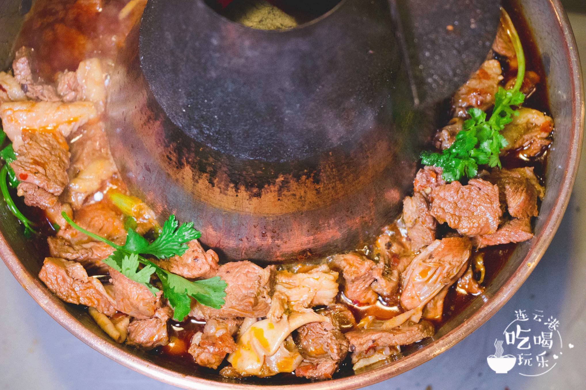 羊肉火锅大铜锅里满满的一大锅肉,多到几乎溢出来