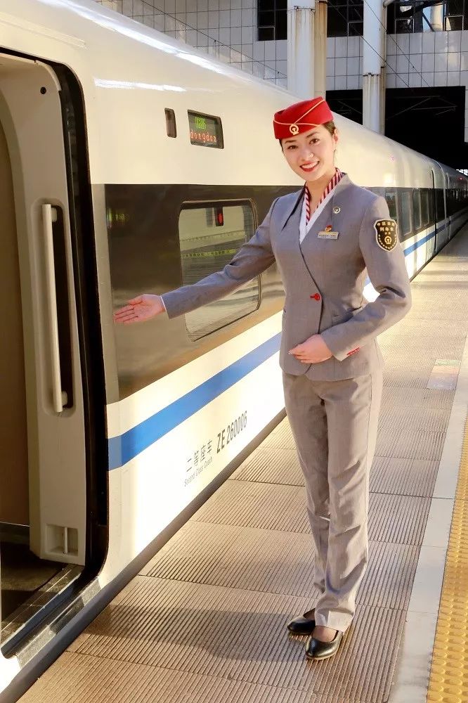 唐美,26岁,中共党员现任郑州客运段高铁一队京兰五组列车长