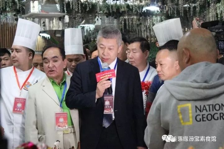 在2017中國奧斯卡廚神全國烹飪大賽中惠緣三寶總廚鄧應剛獲得食神杯廚