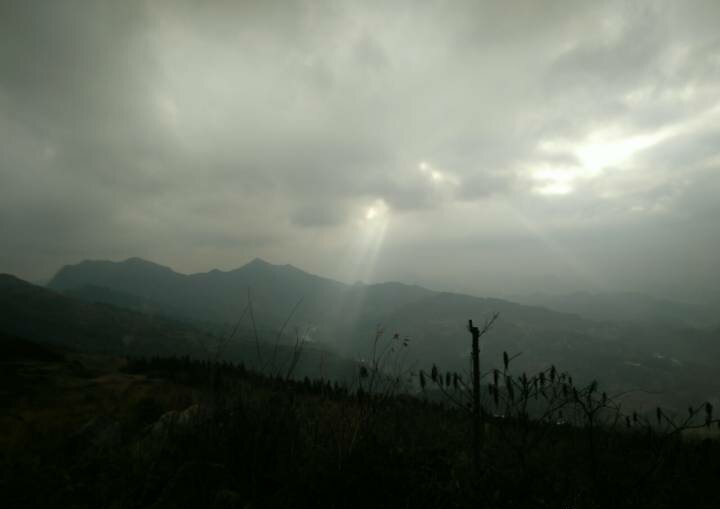 小高山上遇天景奇观一缕阳光穿云而下