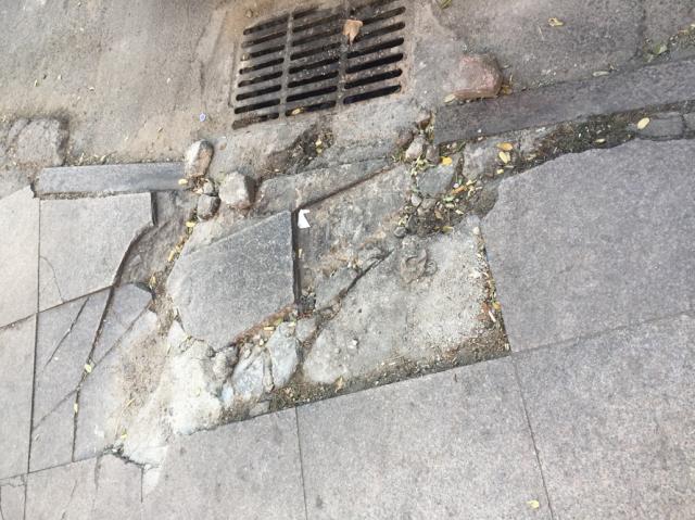 西市场街下水道处破损的路面