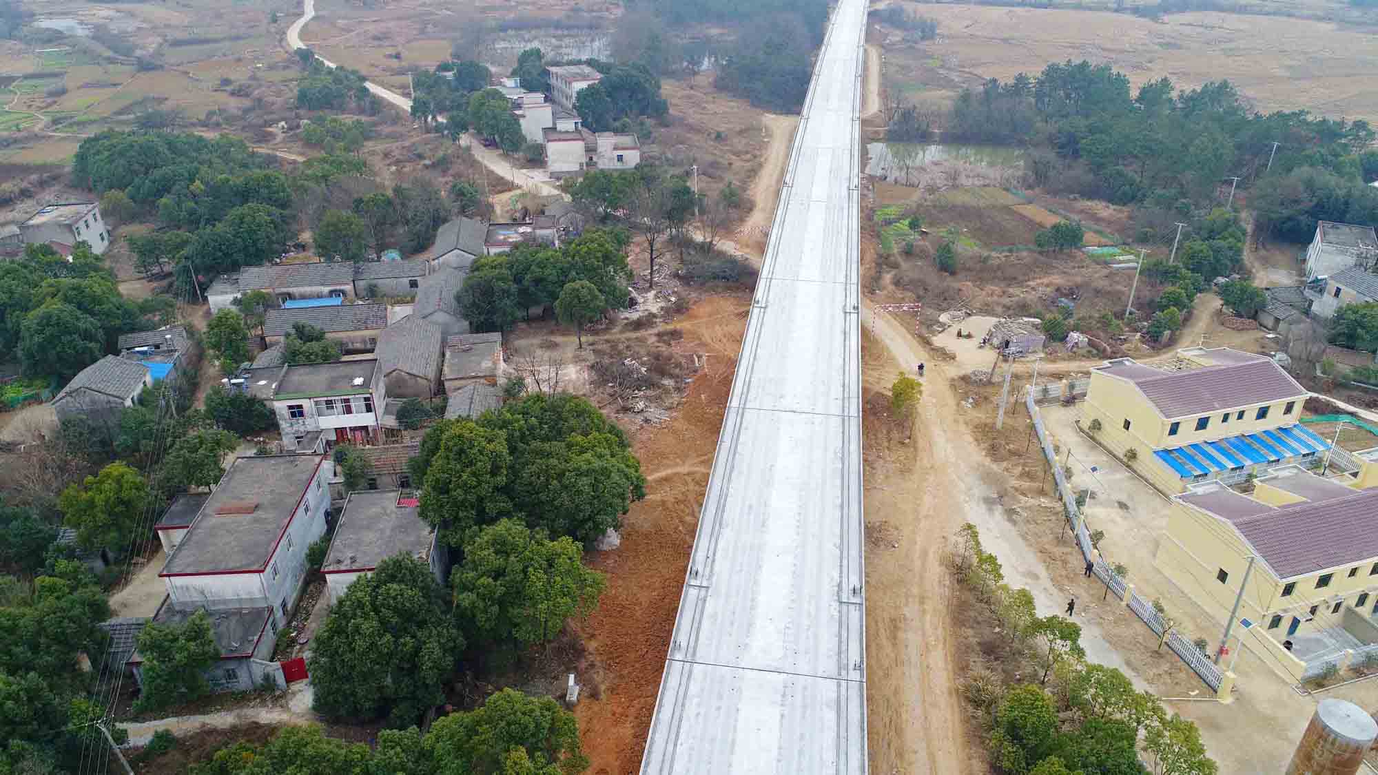 s228特大桥箱梁架设现场 本报记者 雷声 摄