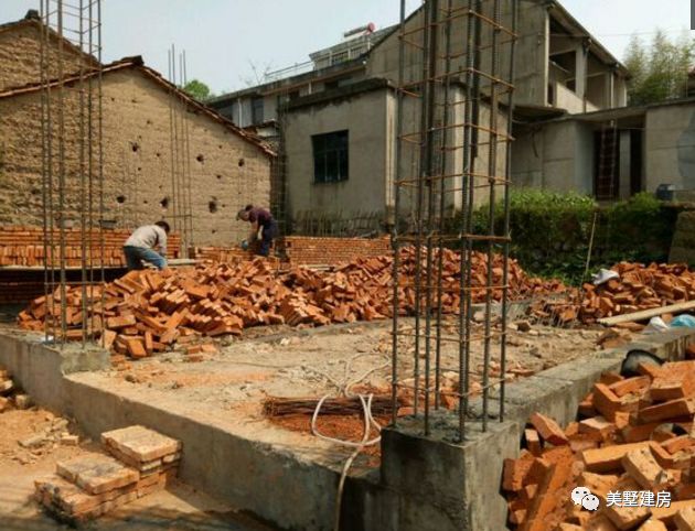 小夥回農村建房左右鄰居硬是不讓挖地基只能在老地基上蓋