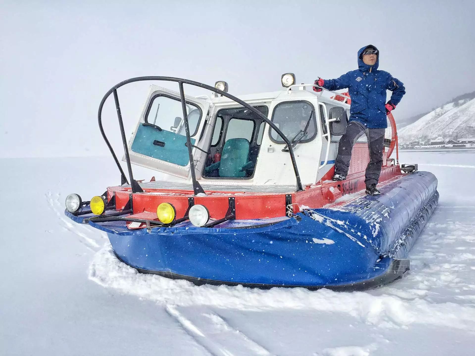 旅遊 正文 狗拉雪橇(3公里) 冰上氣墊船風馳電掣貝加爾湖面(15公里)