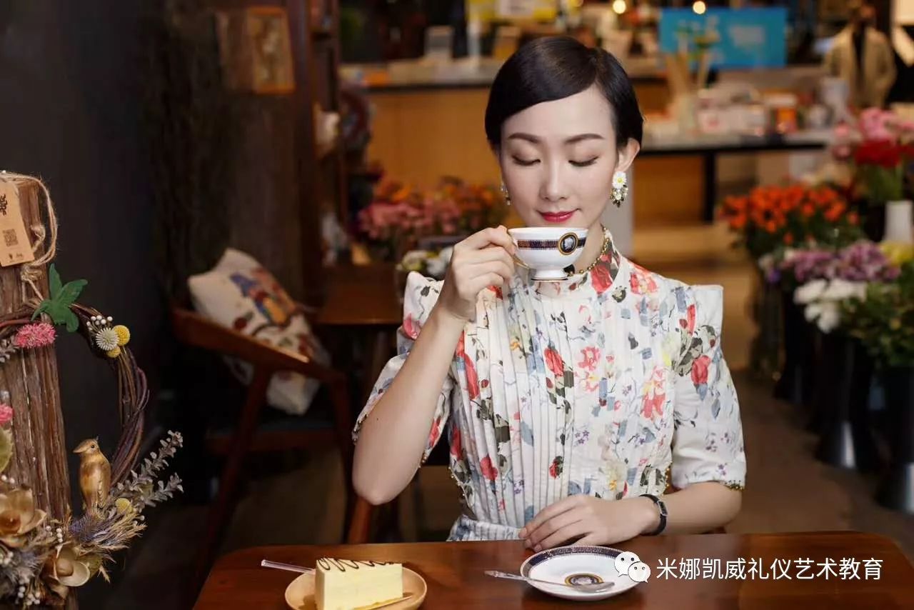 跟亚洲优雅气质女王刘芳一起学习优雅喝咖啡礼仪