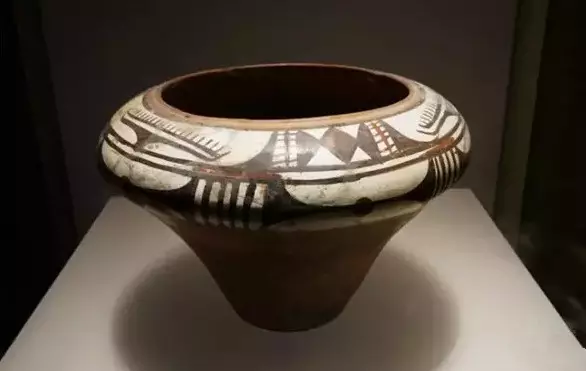 爱美之心使人们很早就在陶器上彩绘,中国发现最早的彩陶是在河姆渡