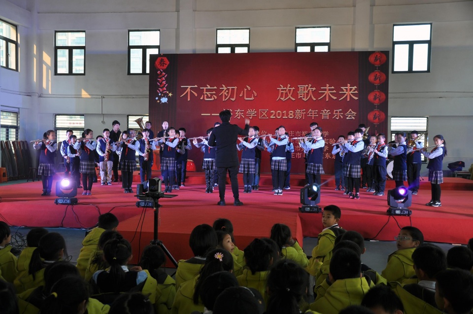 学生乐器集体演奏.