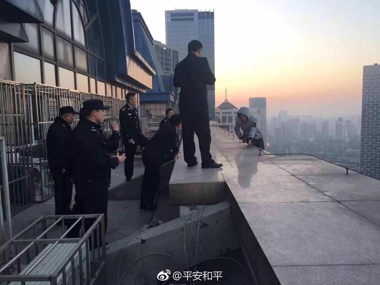 一男子欲跳楼,警察蜀黍天津话亮了!网友:天津版谈判专家!