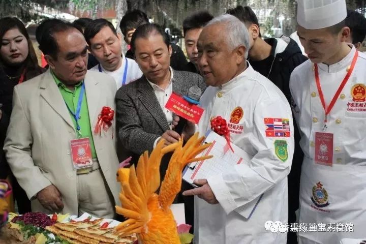 在2017中國奧斯卡廚神全國烹飪大賽中惠緣三寶總廚鄧應剛獲得食神杯廚