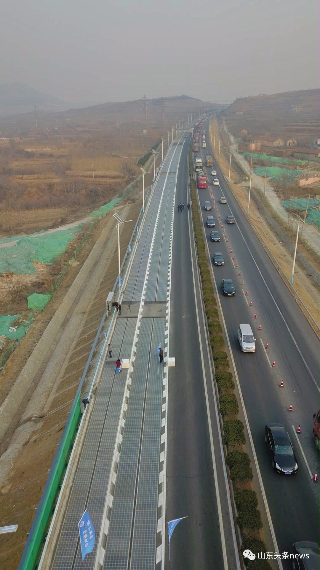 12月28日,世界首条高速公路光伏路面试验段在山东济南通车