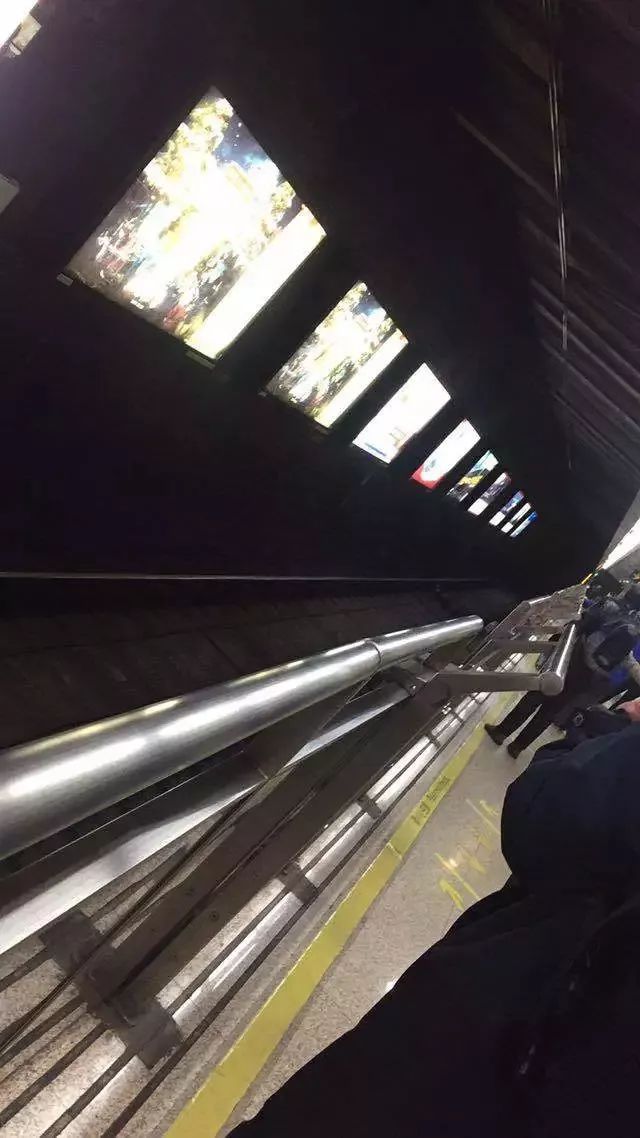 【上海突发】刚刚,一男子在地铁2号线娄山关路站跳轨,被列车冲撞身亡!